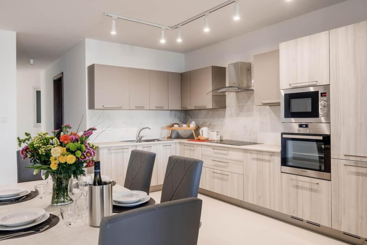9Ten11 Seafront By Homely Mellieha Exterior photo