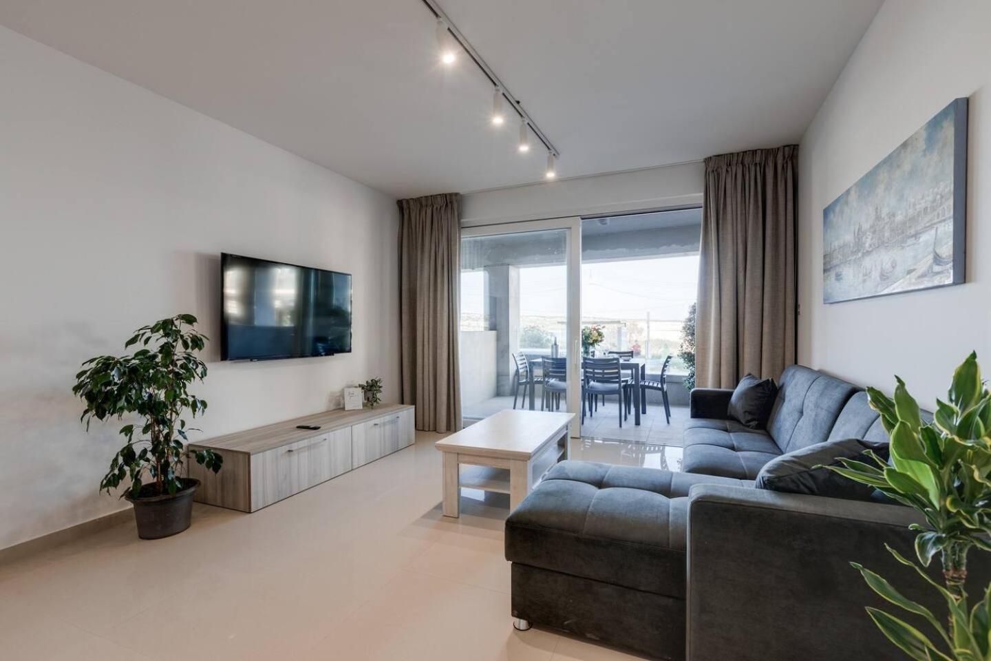 9Ten11 Seafront By Homely Mellieha Exterior photo