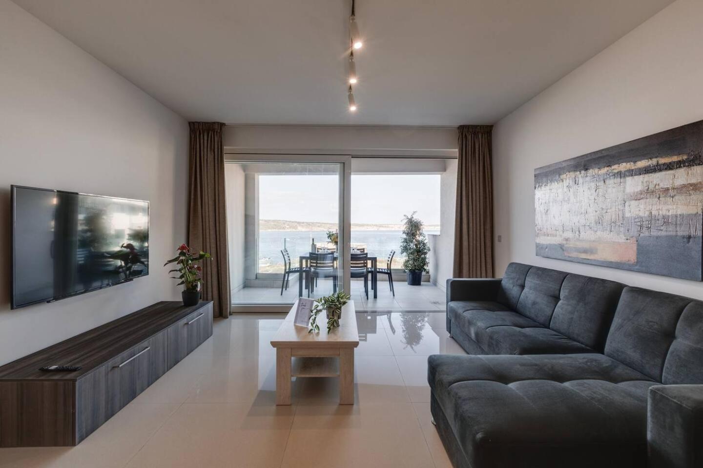 9Ten11 Seafront By Homely Mellieha Exterior photo