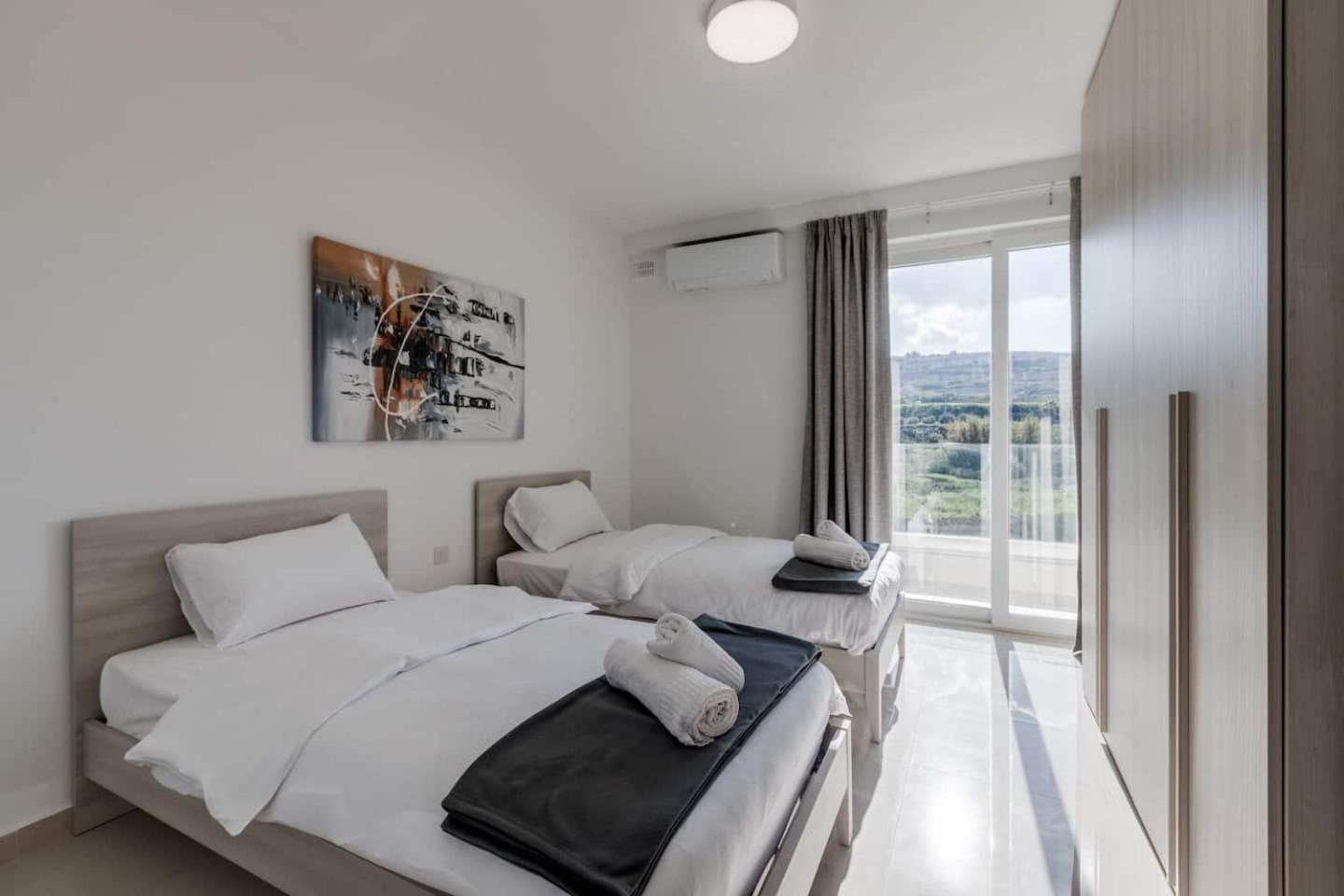 9Ten11 Seafront By Homely Mellieha Exterior photo
