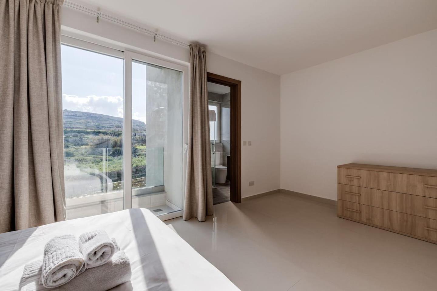 9Ten11 Seafront By Homely Mellieha Exterior photo