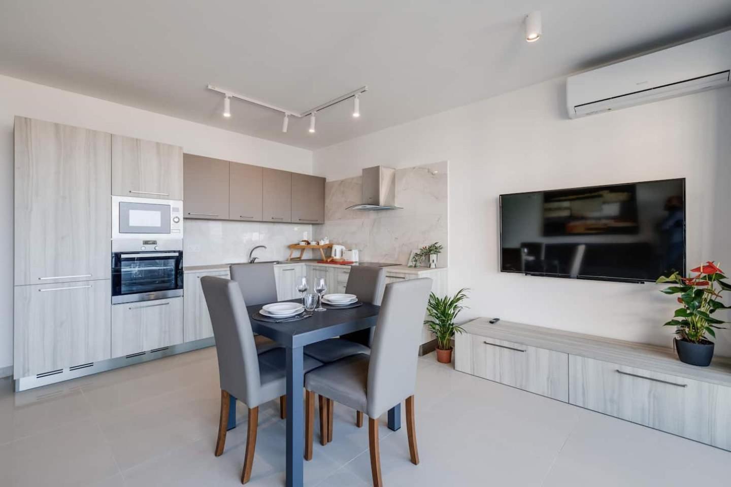 9Ten11 Seafront By Homely Mellieha Exterior photo