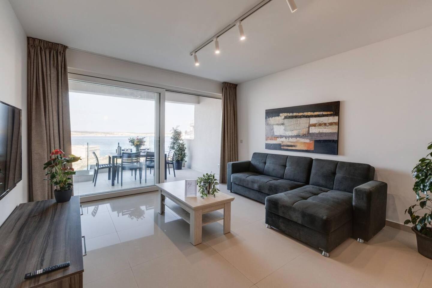 9Ten11 Seafront By Homely Mellieha Exterior photo
